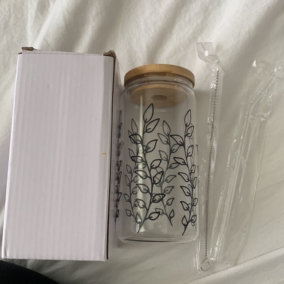 Beer Can Glasses with Lids Leaf Pattern Design - 16 OZ - Picture 5 of 6